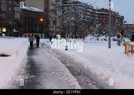 Der Sturm `Filomena` bedeckte im Januar 2021 die Straßen, Gehwege und Gebäude von Madrid Spanien mit einer weißen Schneedecke. /ANA BORNAY Stockfoto